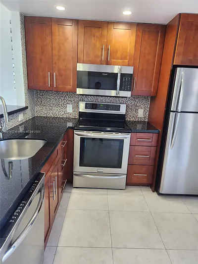 3301 N Country Club Dr 504 #504 Aventura FL
