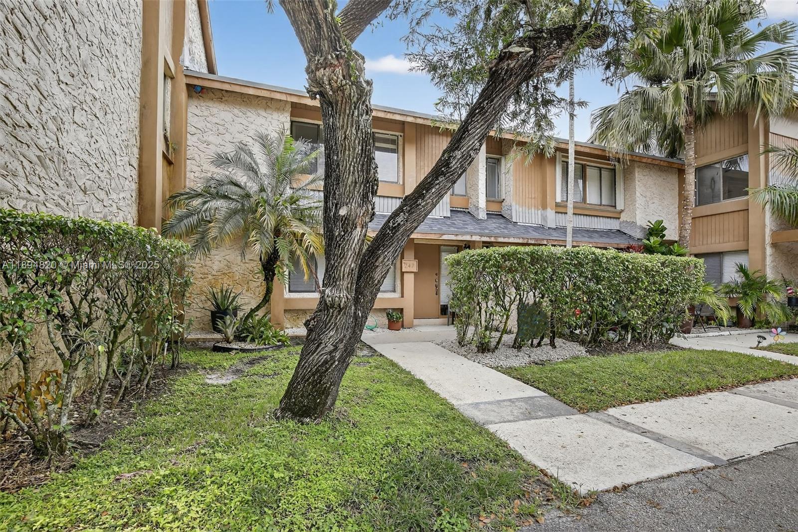 247 Wimbledon Lake Dr 247 #247 Plantation FL