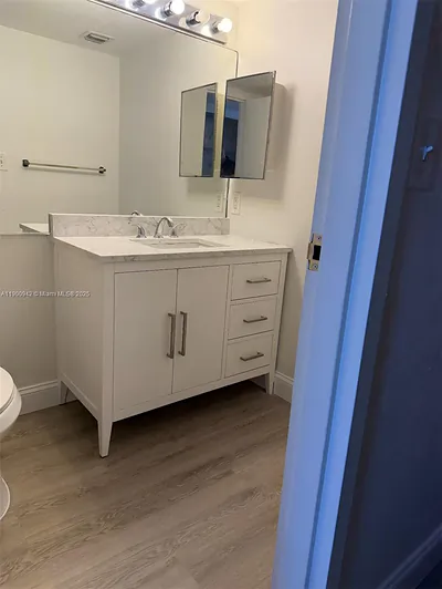 7601 E Treasure Dr PH112 #PH112 North Bay Village FL