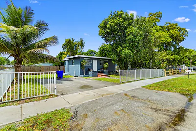 5734 Mckinley St Hollywood FL