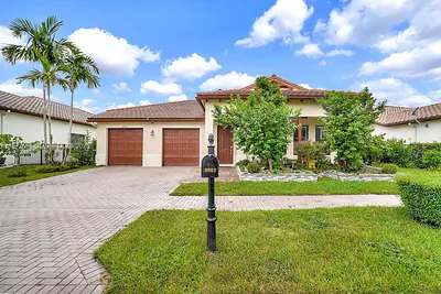2952 NW 84th Ter Cooper City FL