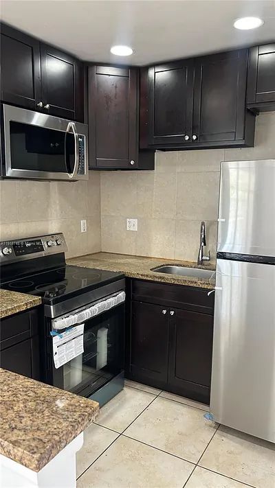 2121 NE 168th St 08 #08 North Miami Beach FL