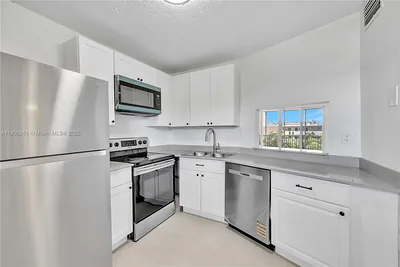 1680 NE 191st St 415 #415 Miami FL