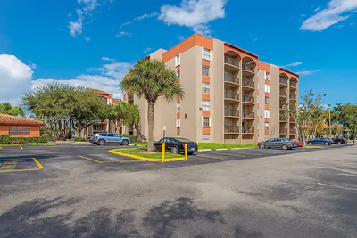 5201 NW 7th St 405 #405 Miami FL