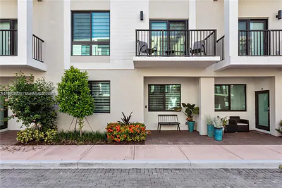 4745 NW 84th Ct 18 #18 Doral FL