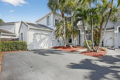 4700 Grapevine Way Davie FL