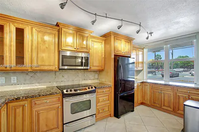 250 Jacaranda Dr 109 #109 Plantation FL