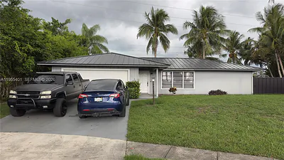 323 W Canterbury Dr W Riviera Beach FL