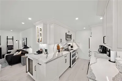 2100 Gulf Shore BLVD N 101 #101 NAPLES FL
