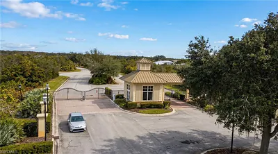 22820 Yellow Button LN ALVA FL