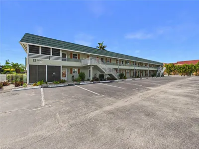 300 Valley Stream DR 3D #3D NAPLES FL