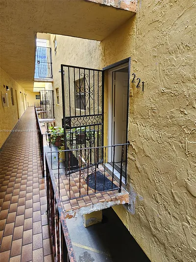 1555 W 44th Pl 221B #221B Hialeah FL