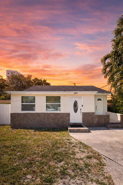 810 NW 21st Ct Miami FL