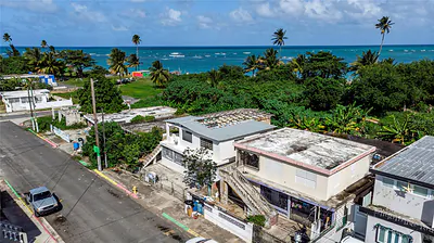 Calle 6 MEDANIA ALTA Loiza PR