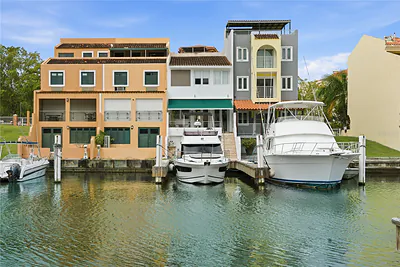 25 PLAZA MAYOR Humacao PR
