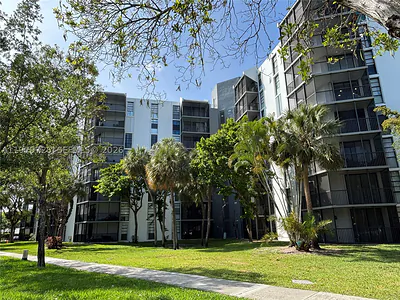 3301 N Country Club Dr 211 #211 Aventura FL