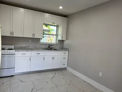 922 NW 2nd St 4 #4 Miami FL