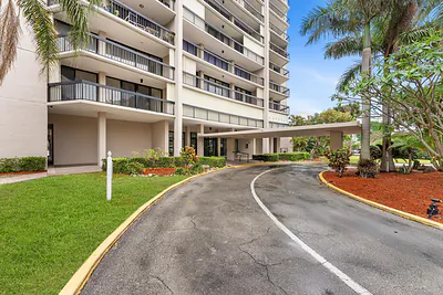 2425 Presidential Way 704, West Palm Beach, FL 33401 #704 West Palm Beach FL