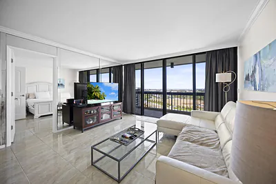 2425 Presidential Way Ph2, West Palm Beach, FL 33401 #Ph2 West Palm Beach FL