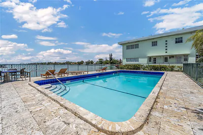 8550 Byron Ave 2G #2G Miami Beach FL