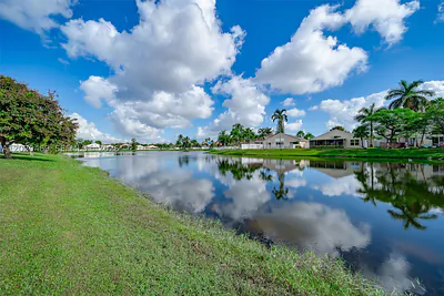 5032 SW 34th Ter Hollywood FL