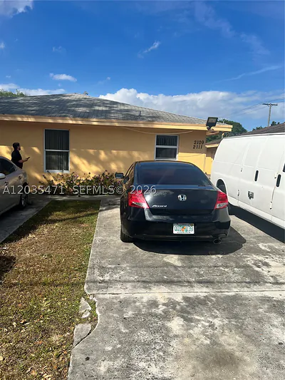 2111 NW 100th St B #B Miami FL