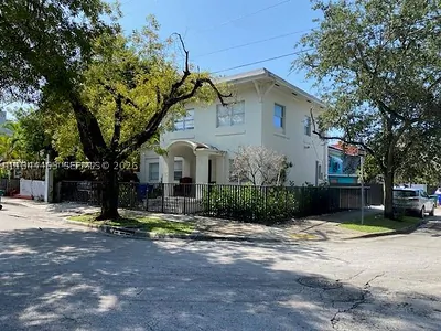 876 SW 2nd St Miami FL